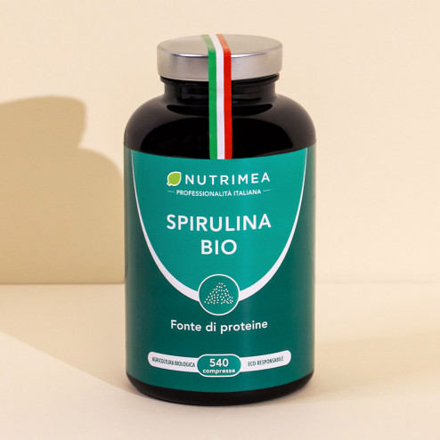 Sfondo bianco del portapillole Spirulina Biologica