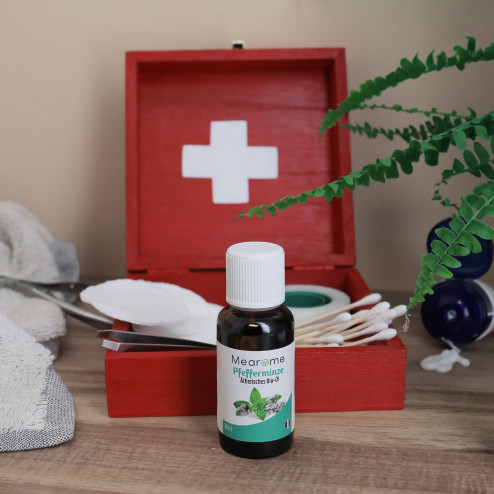 Ätherisches Pfefferminzöl, wichtig in einem Erste-Hilfe-Kasten zu haben!