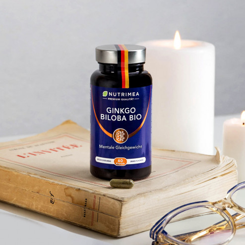 Foto des Nutrimea-Gedächtnispräparats Ginkgo Biloba auf einem Buch liegend