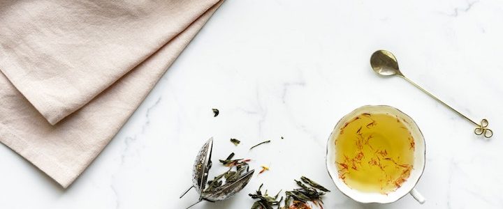 Tè digestivo disintossicante: la ricetta naturale con oli essenziali