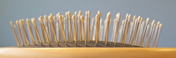 Prendre soin de son cheveu et de son cuir chevelu passe également par le choix d'une brosse à cheveux adaptée.