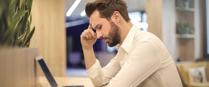 La migraine : quels sont ses symptômes et comment en venir à bout ? Les symptomes de la migraine