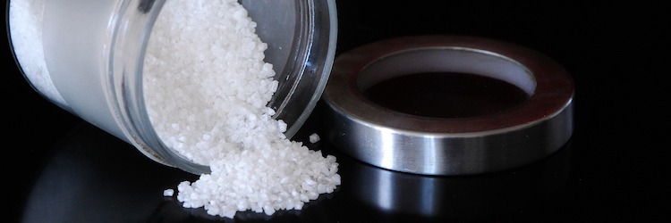 Le sel (et le gros sel) sont des alliés des produits ménagers fait maison. 