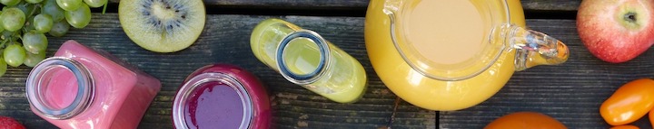 frische Säfte und Früchte