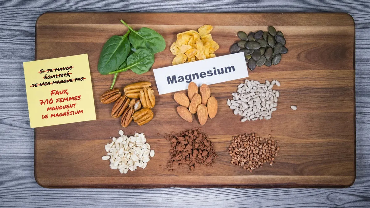 Des aliments riches en magnésium sur une planche, avec un post-it : « Si je mange équilibré, je n’en manque pas. » barré, et dessous « Faux, 7/10 femmes manquent de magnésium ».