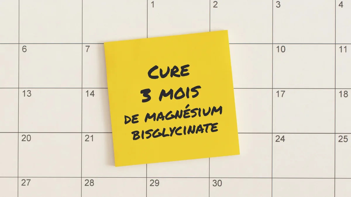 Un calendrier mural avec un post-it jaune : « Cure 3 mois de magnésium bisglycinate ».