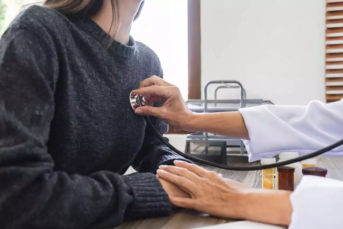 Médecin utilisant un stéthoscope