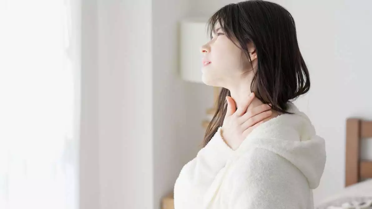 Femme s'inquiétant à propos de sa gorge