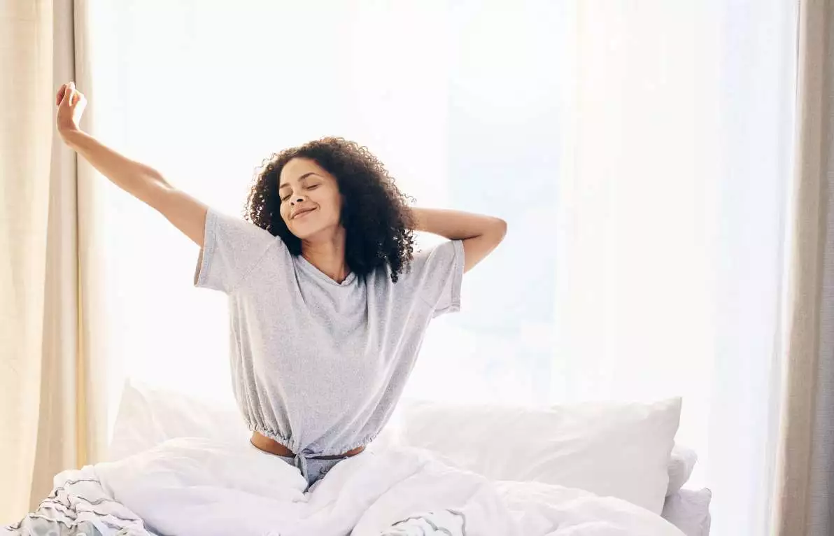 Femme s'étirant au réveil