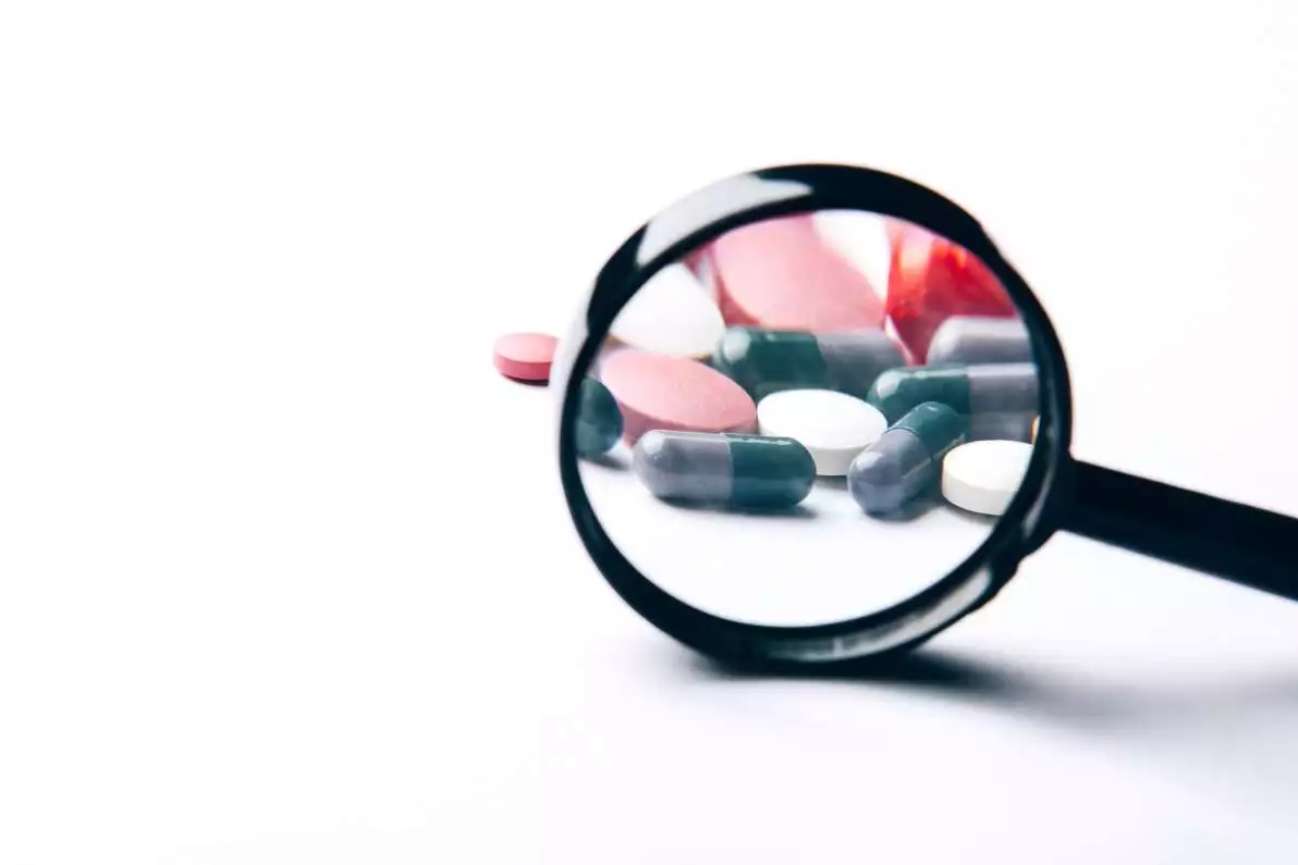 Comprimés et gélules à travers une loupe