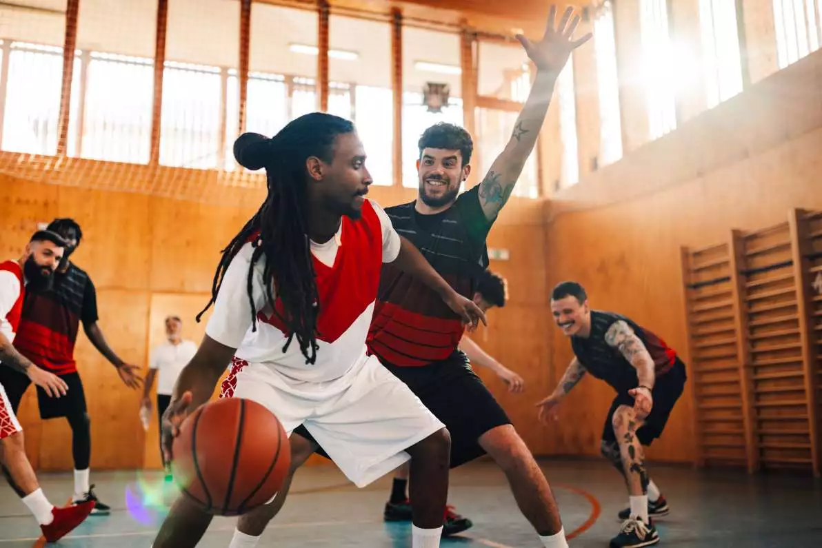 Hommes jouent au basketball