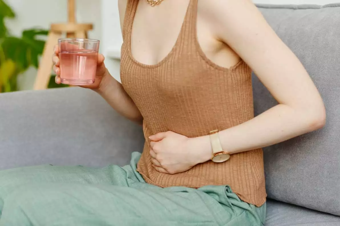 Femme ayant mal à l'estomac