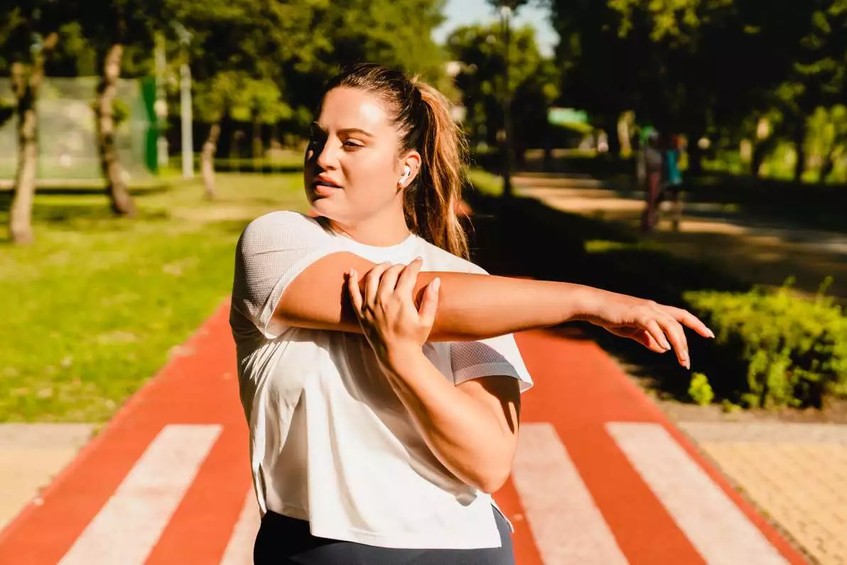 Jeune femme d'étirant avant de faire du sport