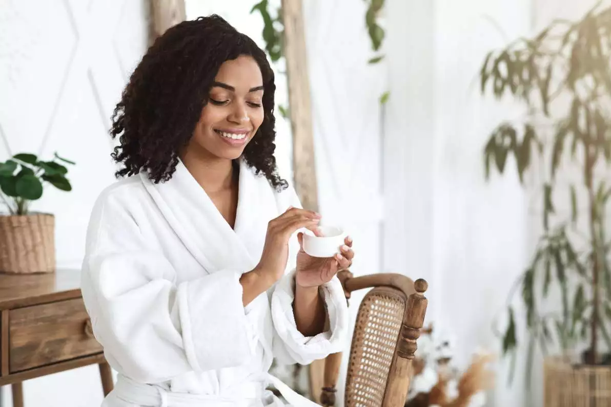 Femme réalisant sa routine beauté pour la peau