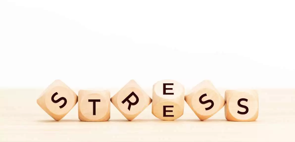 Mot stress en lettre de bois