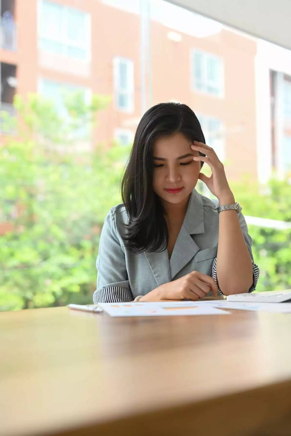 Jeune femme stressée au travail