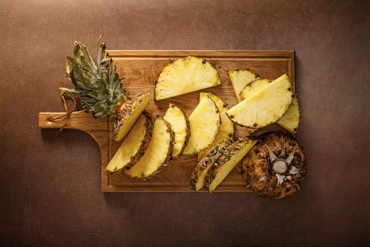 Ananas tranché et entier, représentant sa composition en bromélaïne.