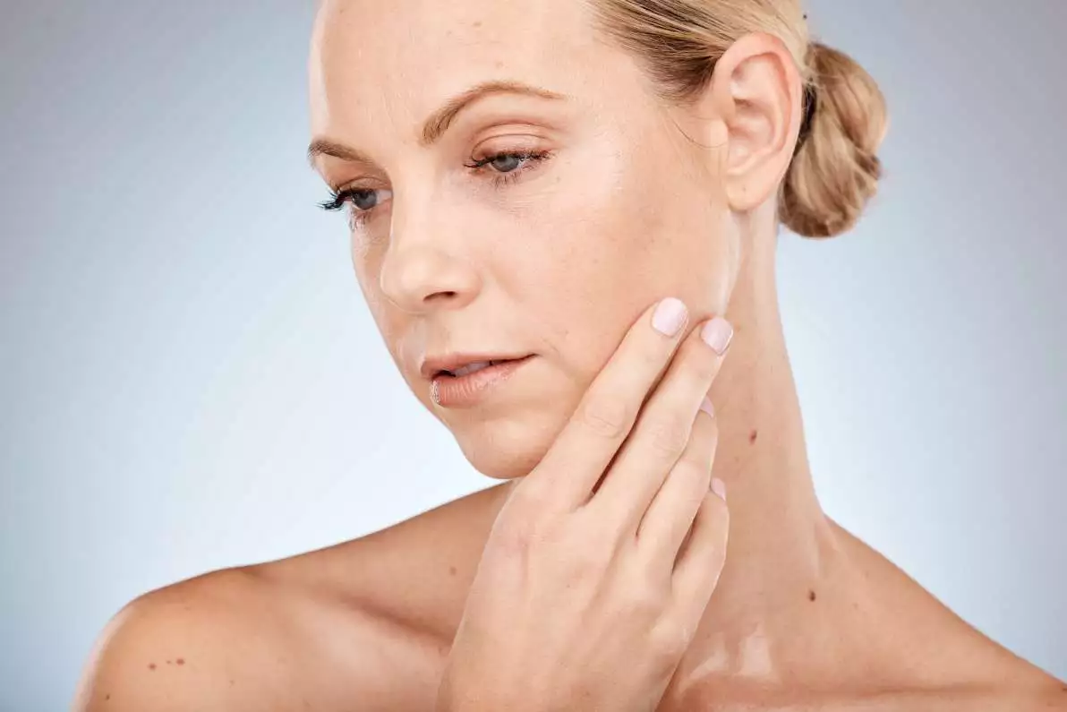 Portrait d’une femme et de sa peau sans kyste.