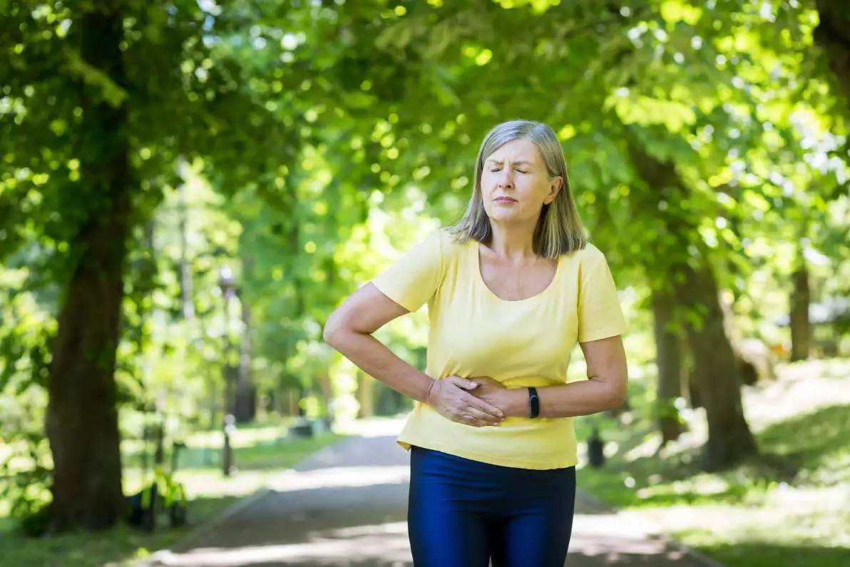 Femme retraitée souffrante