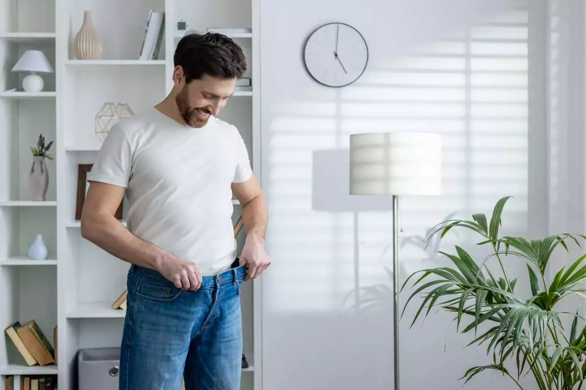 Homme souriant suite à une perte de poids