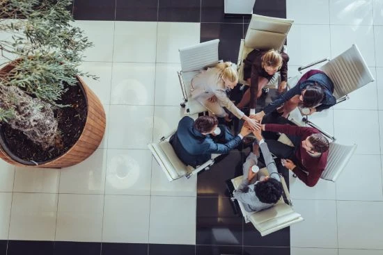 Groupe de personnes s'engageant dans leur mission
