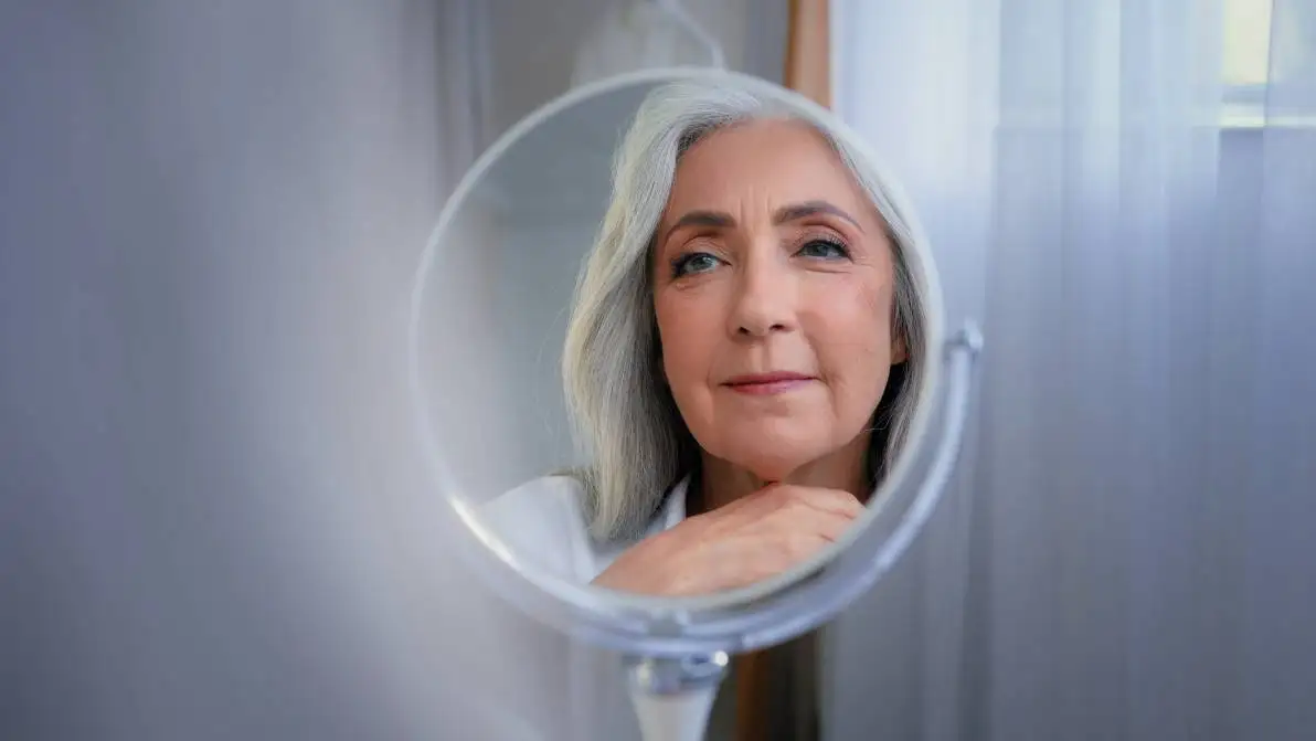 Femme se regardant dans un miroir