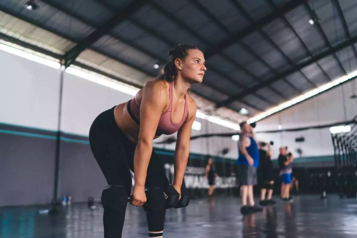 Femme faisant de la musculation