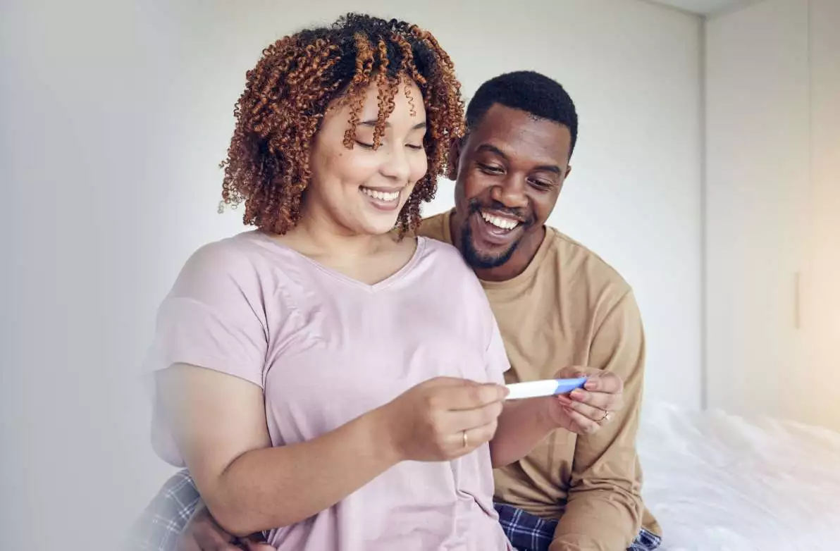 Couple joyeux après un test de grossesse
