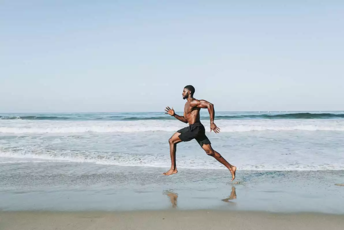 Homme courant le long de la mer