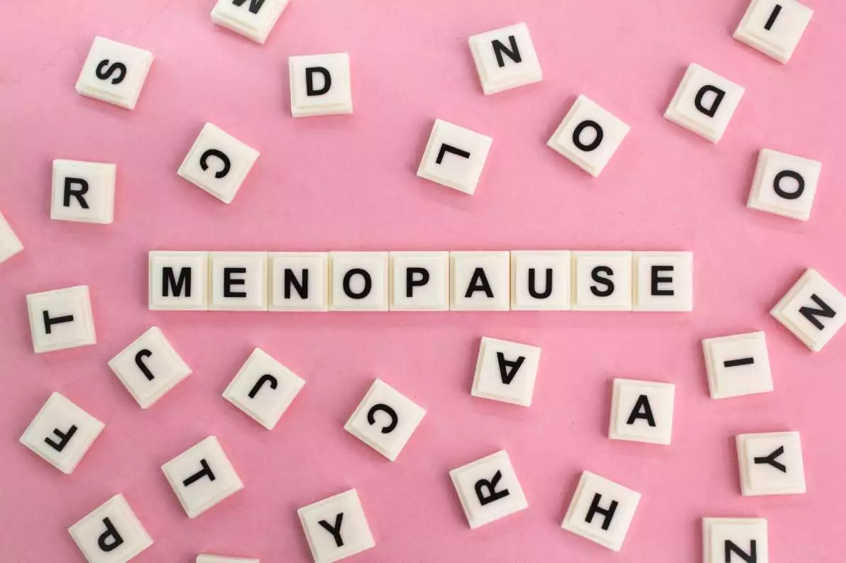 Ménopause écrit avec des lettres de scrabble