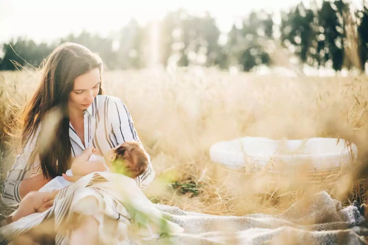 Jeune maman avec son bébé