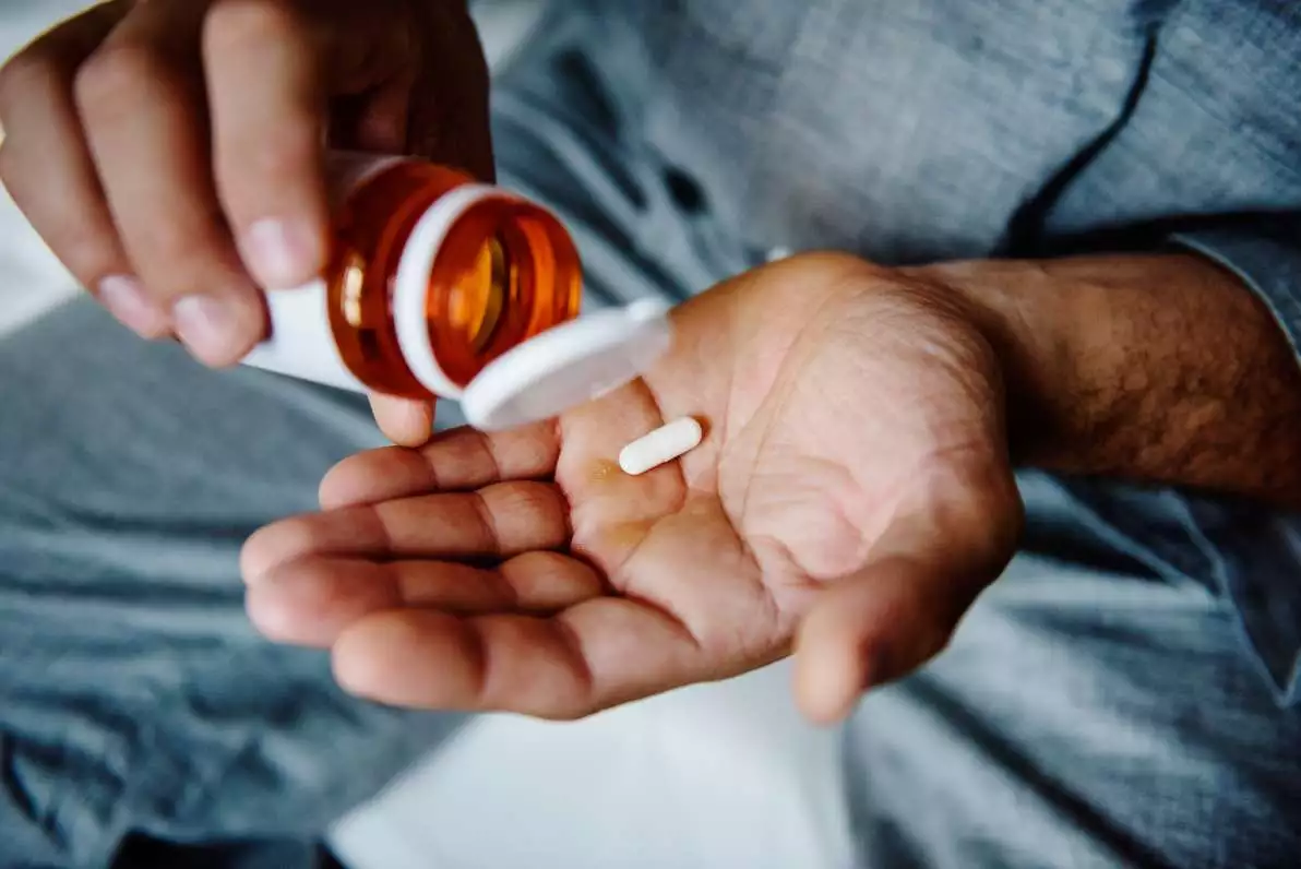 Homme prenant des médicaments
