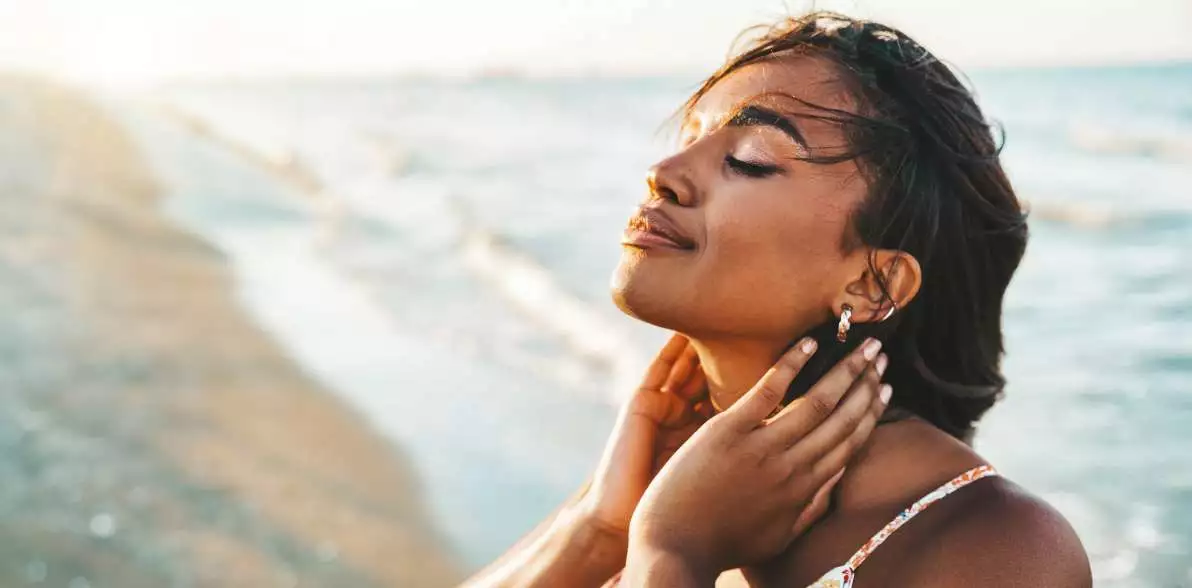 Femme paisible au bord de la mer