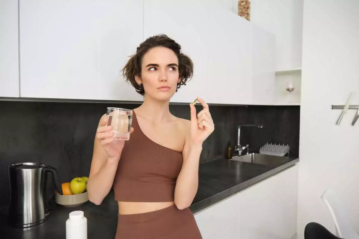 Femme prenant une gélule