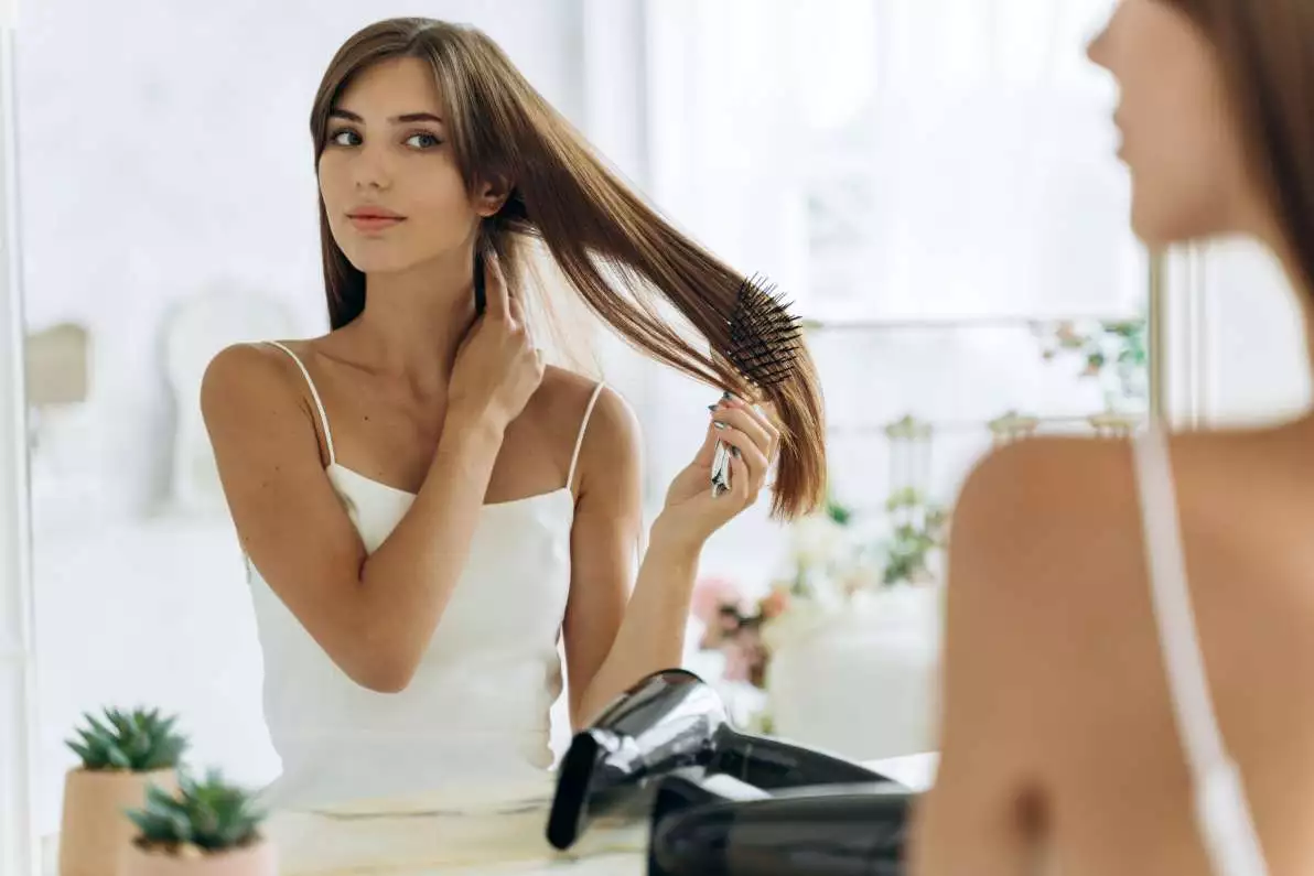 Femme brossant ses cheveux