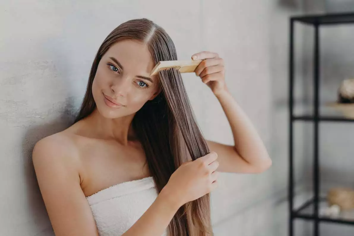 Femme brossant ses cheveux