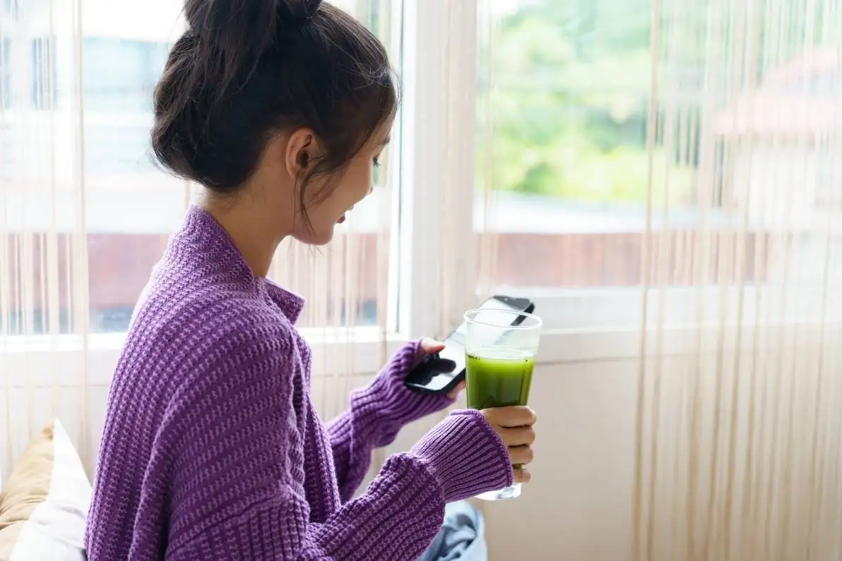 Femme asiatique faisant un régime Perte de poids en buvant du jus vert frais fait maison mode de vie sain