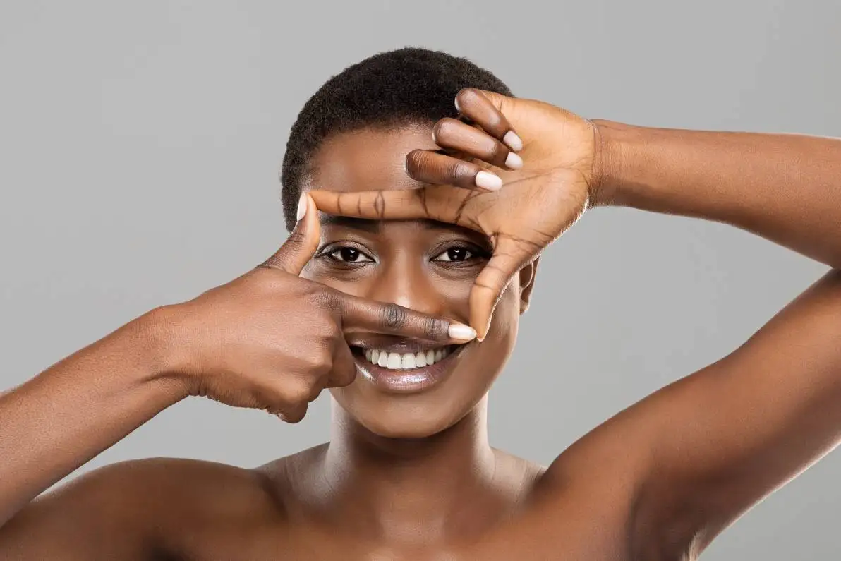 Une femme encadrant ses yeux avec les doigts