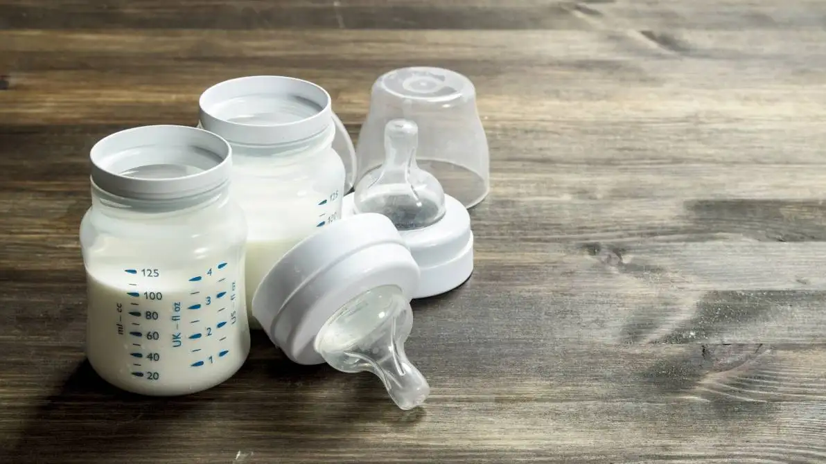Nourriture pour bébés. Lait pour bébé en petits biberons