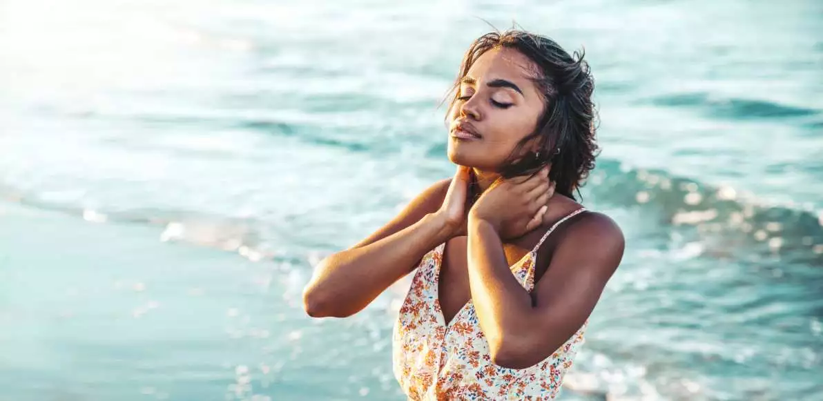 Femme profitant du soleil à la mer