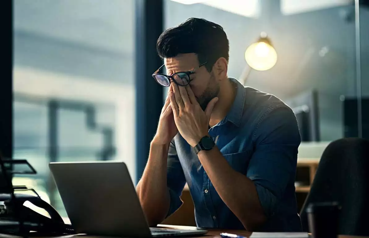 Homme fatigué et stressé