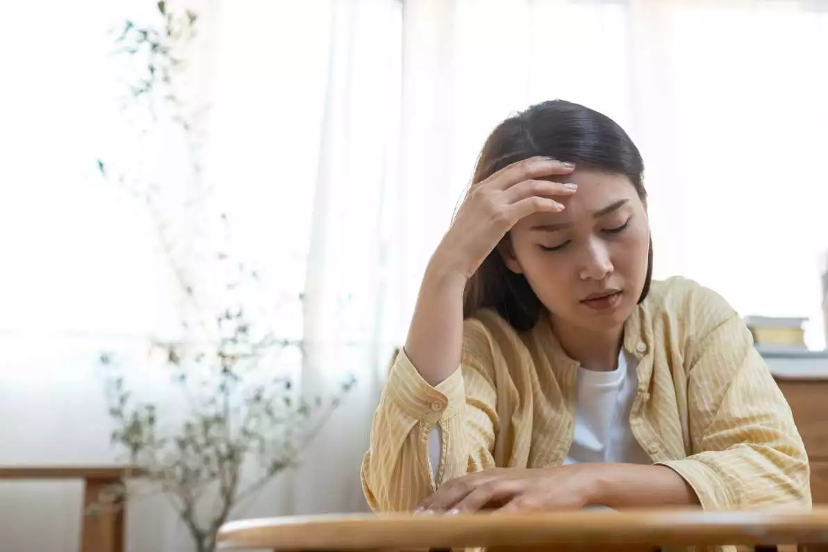 Femme se touchant la tête