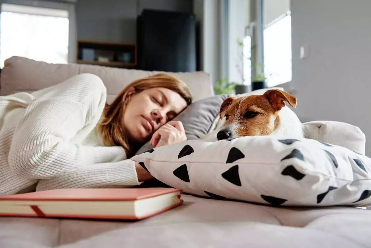 Femme dormant avec son chien