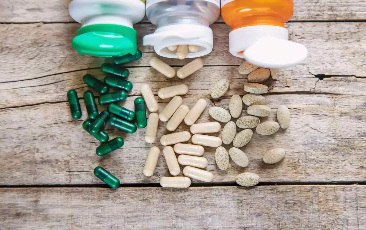 Capsules dispersées sur une table