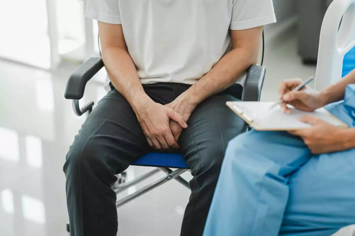 Docteur donnant des conseils sur la prostate