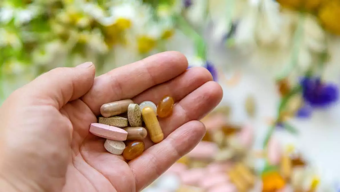 Capsules et pillules dans une main