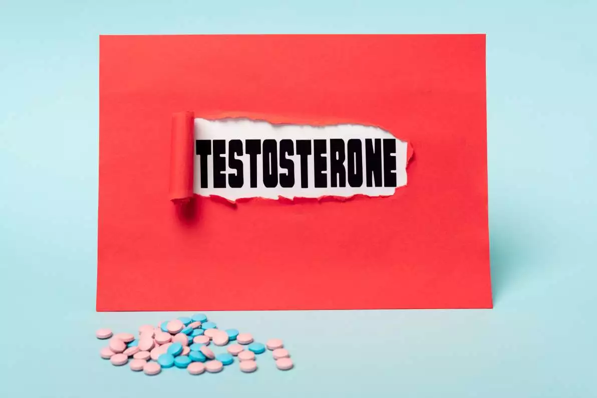 Testostérone écrit sur fond rouge