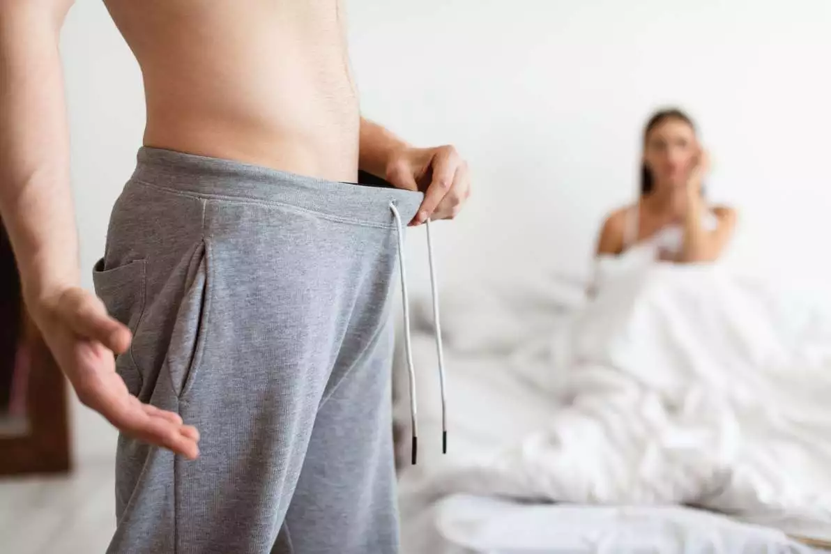 Homme regardant dans son pantalon