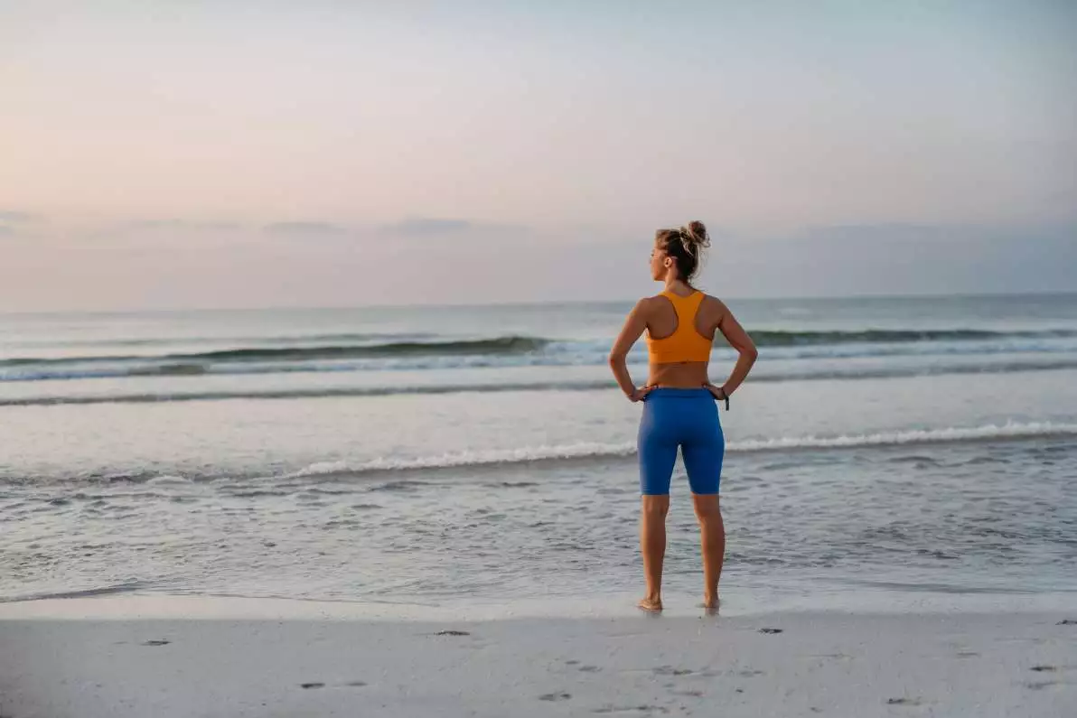 Jeune femme sportive devant la mer
