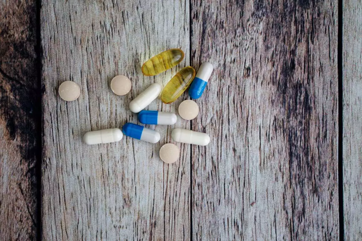 Compléments alimentaires sur une table